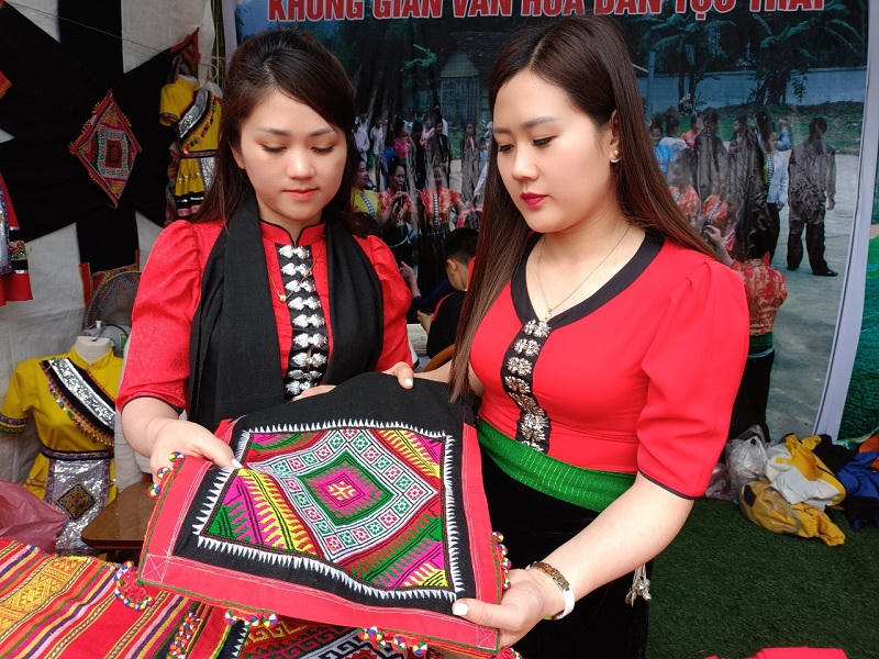 Ngắm những thiếu nữ “xinh như mộng” giữa hội hoa ban Sơn La