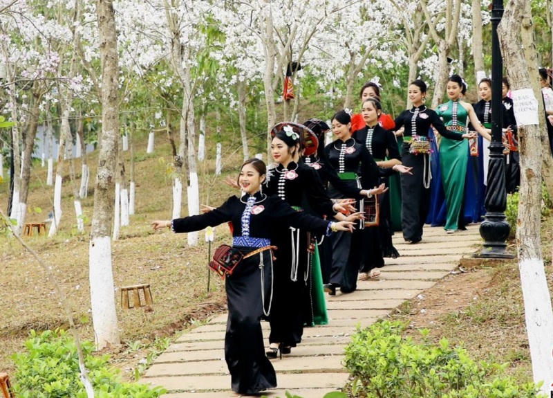 Ngắm những thiếu nữ “xinh như mộng” giữa hội hoa ban Sơn La