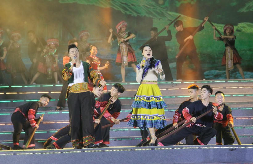 Tưng bừng khai mạc Lễ hội hoa ban