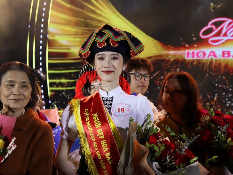 Nữ sinh lớp 12 đạt danh hiệu Người đẹp hoa ban Điện Biên