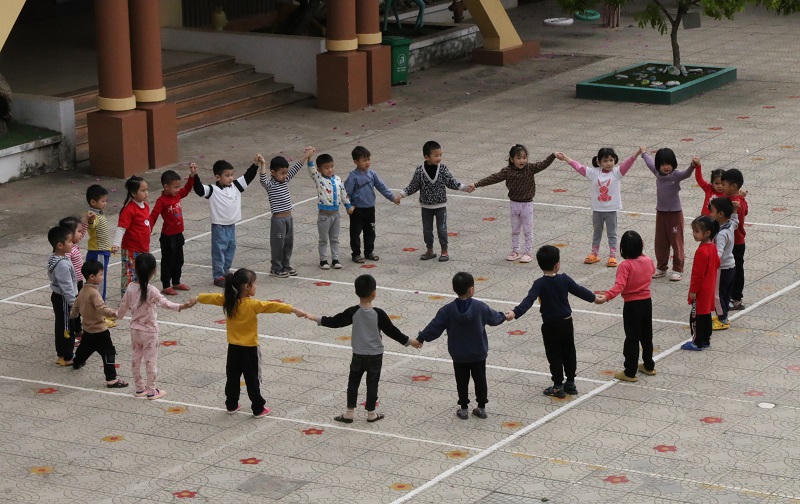 Mê mẩn ngắm giàn hoa giấy nở đẹp rực rỡ phủ quanh trường học