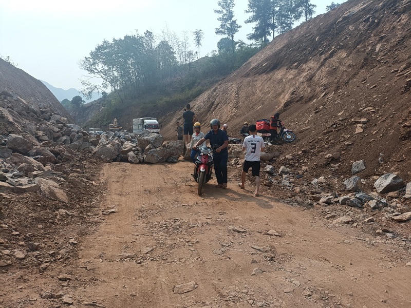 Sửa đường tránh Sơn La không rõ biển báo, nhiều phương tiện phải quay đầu xe