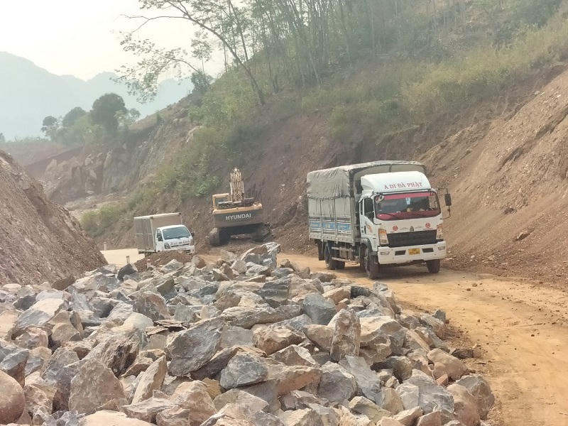 Sửa đường tránh Sơn La không rõ biển báo, nhiều phương tiện phải quay đầu xe