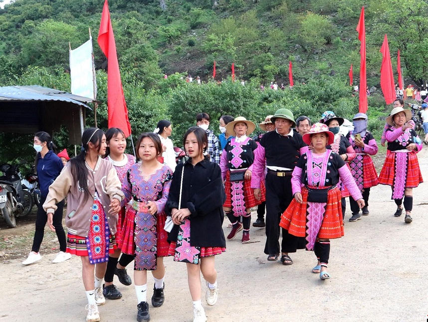 Rộn ràng ngày hội hái quả trên cao nguyên Mộc Châu