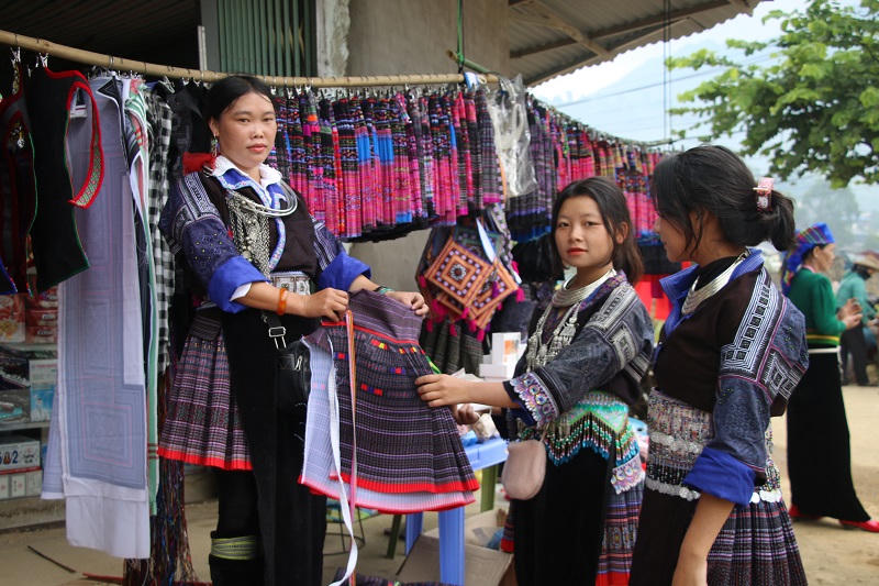 Lên vùng cao Ngọc Chiến vui hội mừng cơm mới