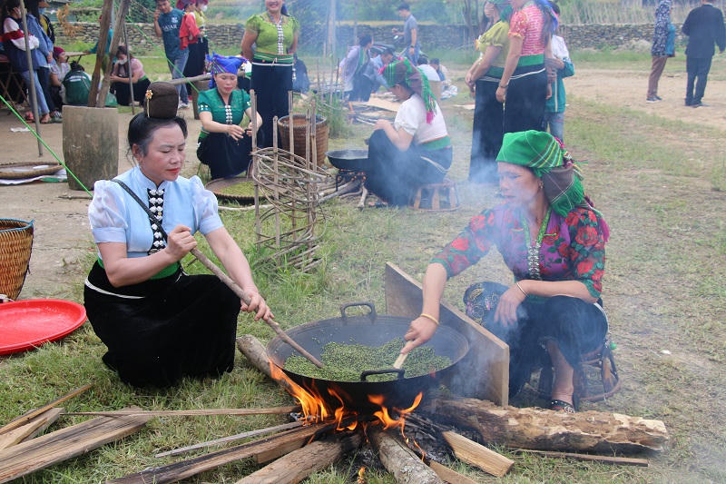 Lên vùng cao Ngọc Chiến vui hội mừng cơm mới