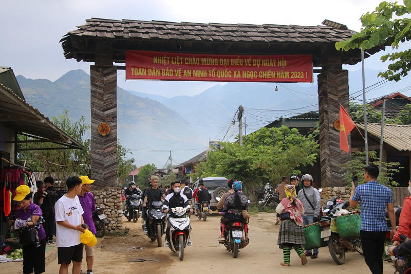 Lên vùng cao Ngọc Chiến vui hội mừng cơm mới