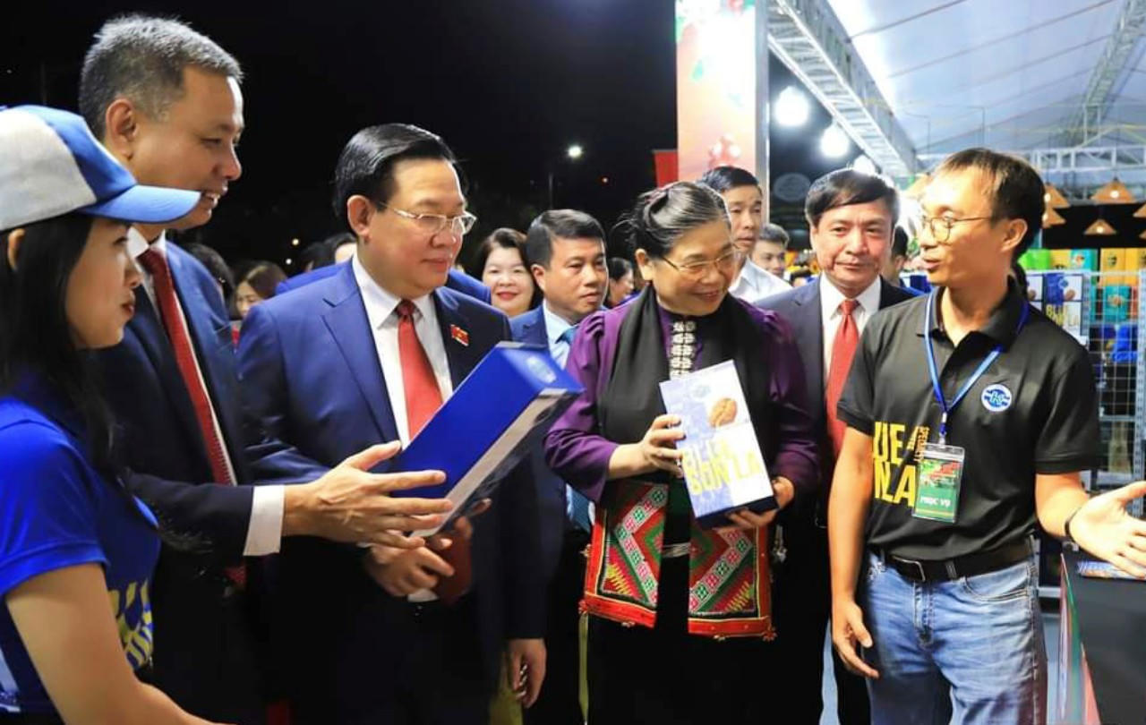 Chủ tịch Quốc hội Vương Đình Huệ dự khai mạc Lễ hội cà phê tại Sơn La