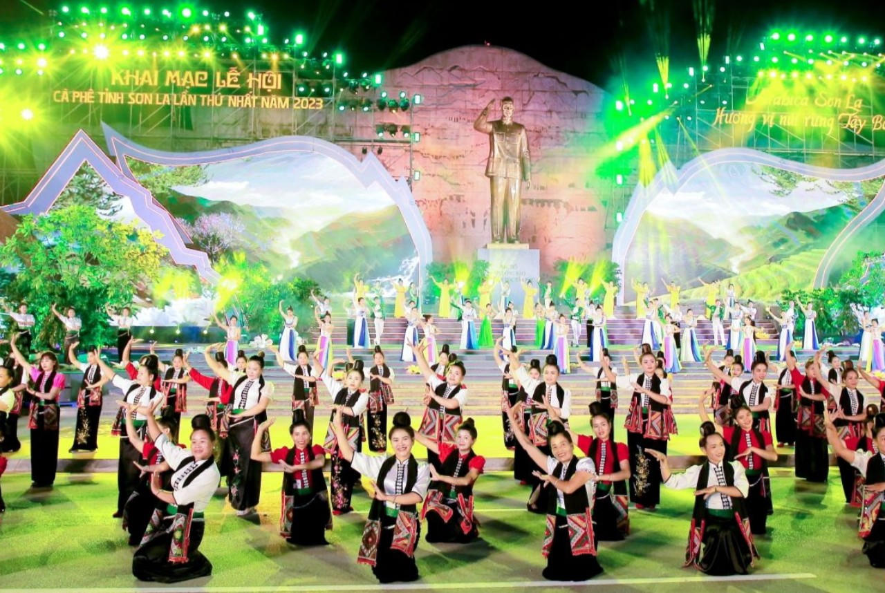 Chủ tịch Quốc hội Vương Đình Huệ dự khai mạc Lễ hội cà phê tại Sơn La