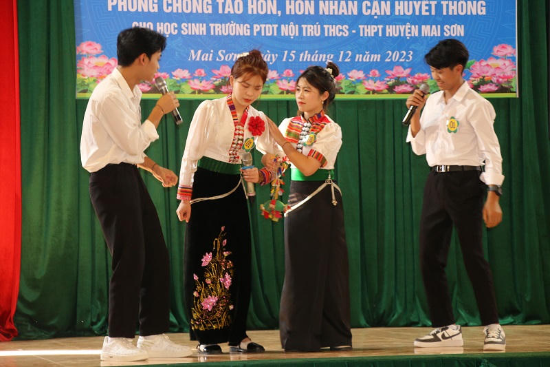 Nâng cao kiến thức pháp luật cho học sinh người dân tộc thiểu số