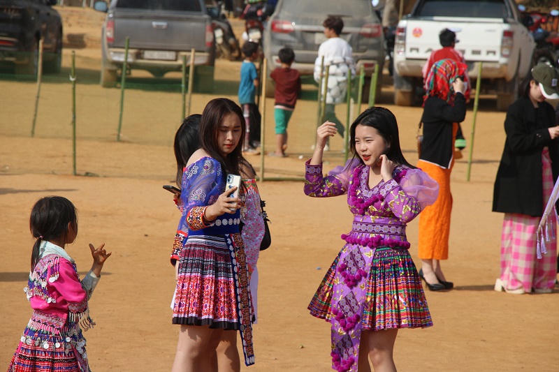 Rộn ràng Ngày hội hoa sơn tra trên rẻo cao Ngọc Chiến