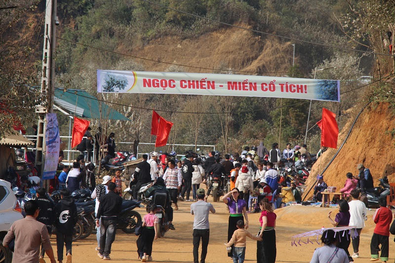 Rộn ràng Ngày hội hoa sơn tra trên rẻo cao Ngọc Chiến