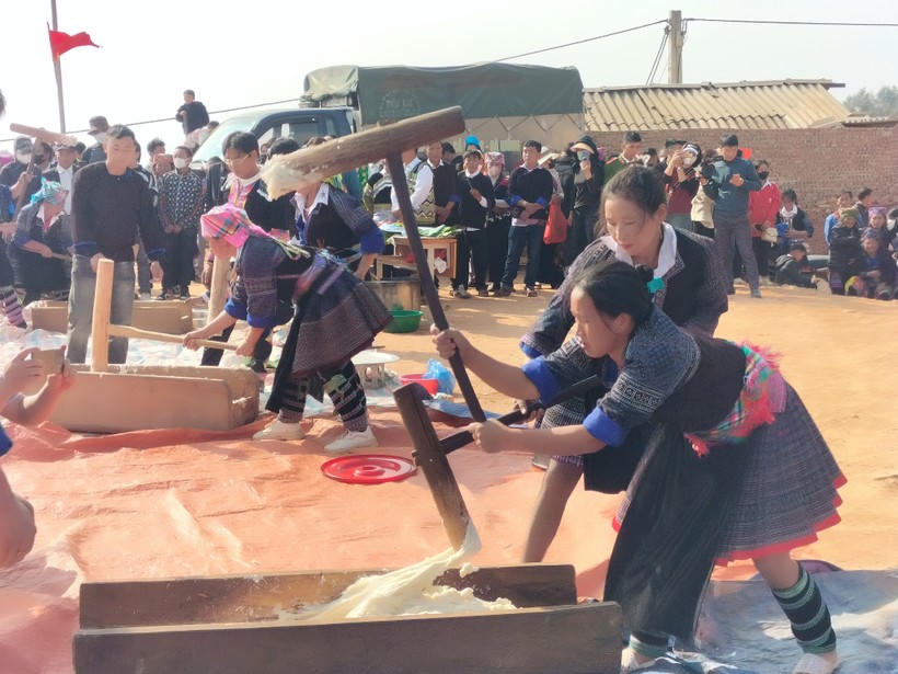 Rộn ràng Ngày hội hoa sơn tra trên rẻo cao Ngọc Chiến