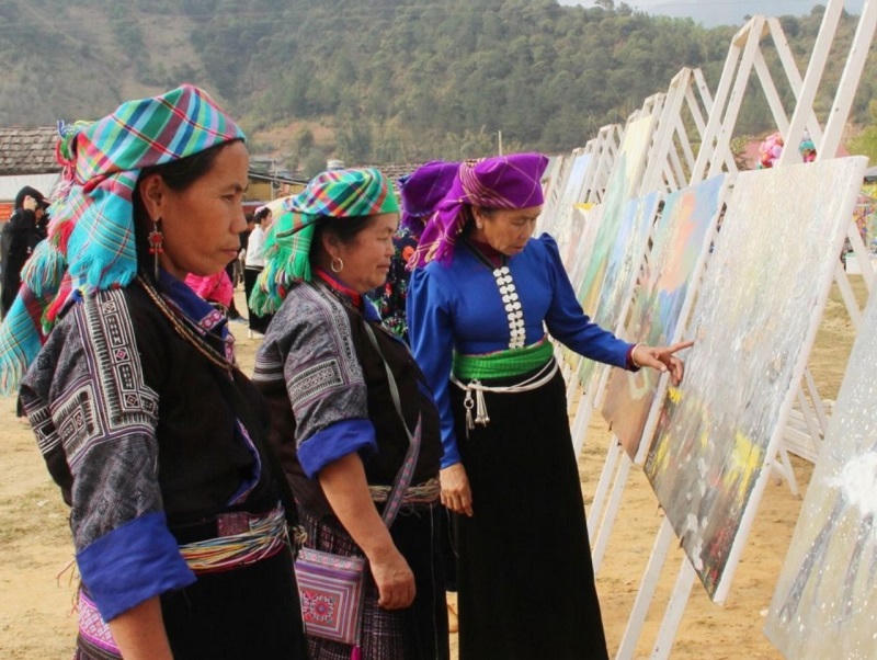 Rộn ràng Ngày hội hoa sơn tra trên rẻo cao Ngọc Chiến