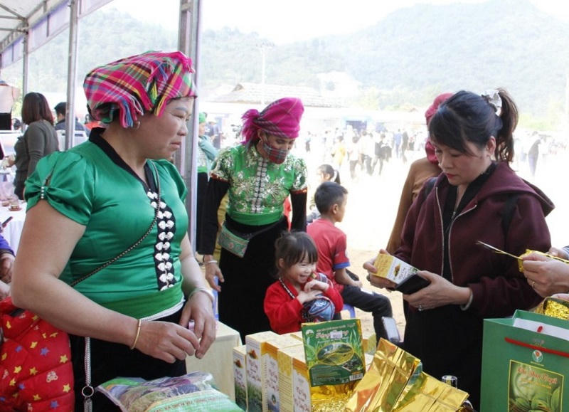 Rộn ràng Ngày hội hoa sơn tra trên rẻo cao Ngọc Chiến