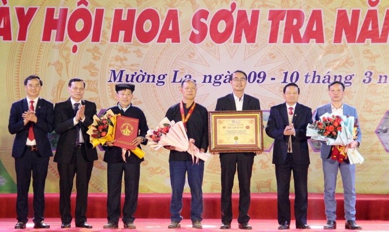 Rộn ràng Ngày hội hoa sơn tra trên rẻo cao Ngọc Chiến