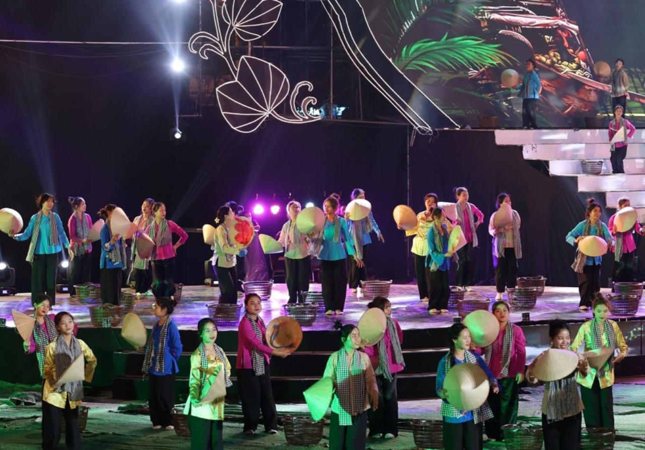 Tưng bừng đêm khai mạc Năm Du lịch Quốc gia và Lễ hội hoa ban ở Điện Biên