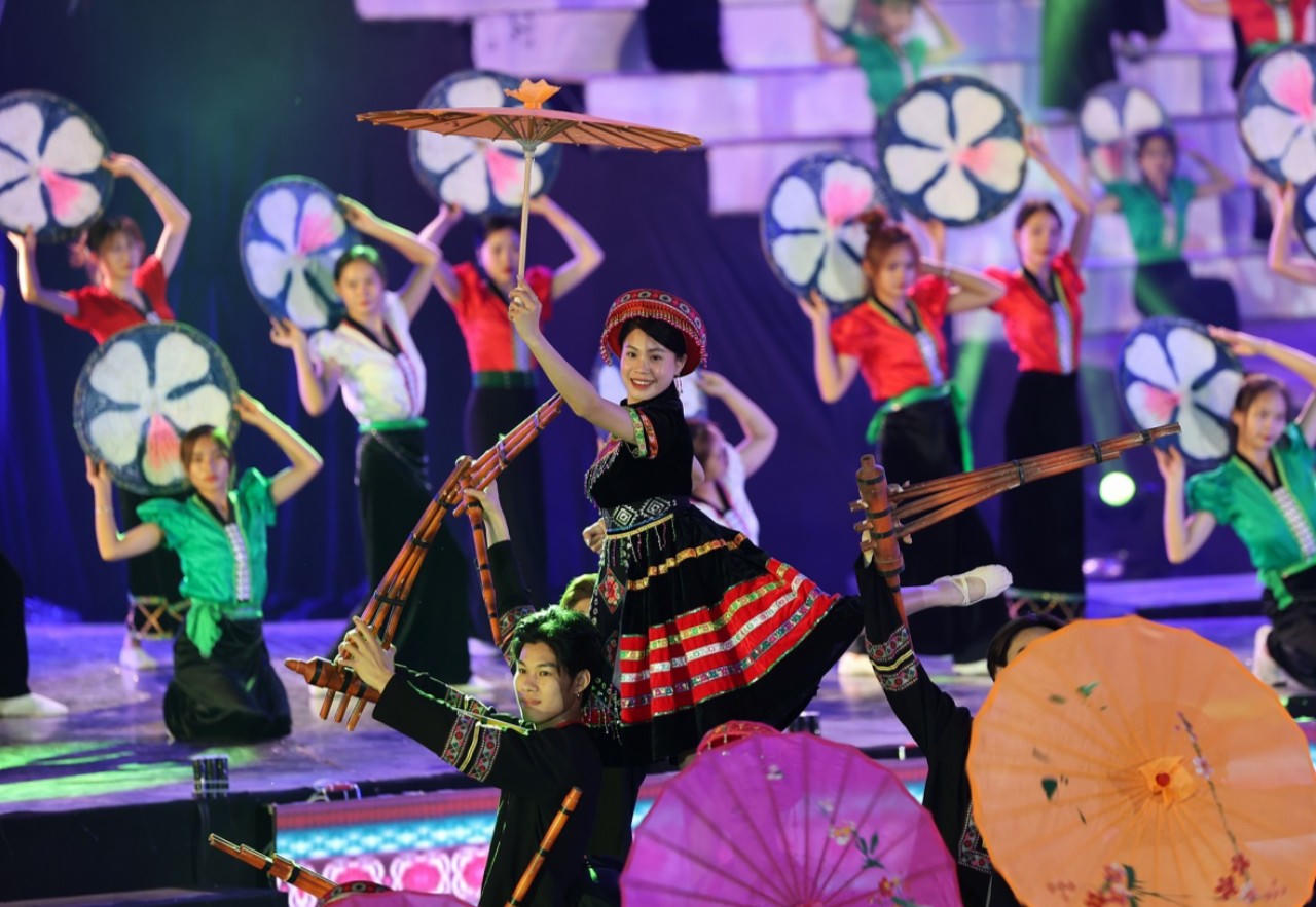 Tưng bừng đêm khai mạc Năm Du lịch Quốc gia và Lễ hội hoa ban ở Điện Biên