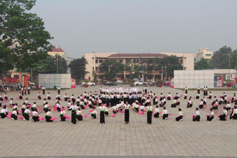 Ấn tượng với màn đồng diễn nhảy dân vũ của hàng nghìn học sinh ở Điện Biên