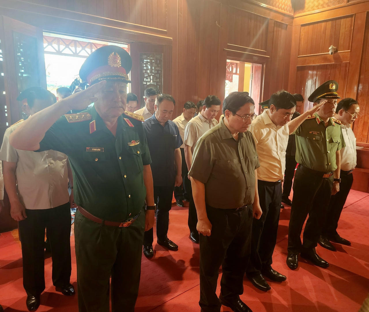 Thủ tướng Phạm Minh Chính thăm, tặng quà gia đình chính sách TP Điện Biên Phủ