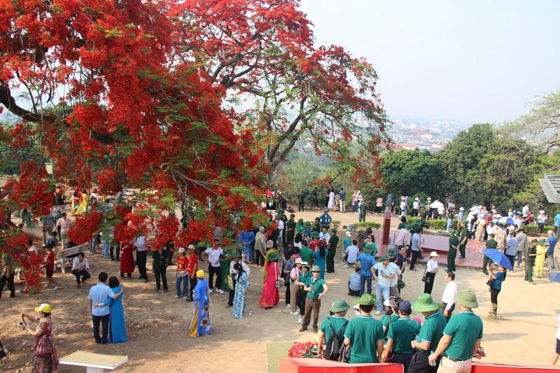 Nhiều điểm di tích lịch sử ở Điện Biên nhộn nhịp du khách trước ngày lễ lớn