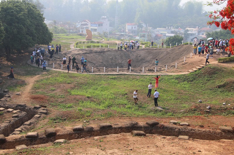 Nhiều điểm di tích lịch sử ở Điện Biên nhộn nhịp du khách trước ngày lễ lớn