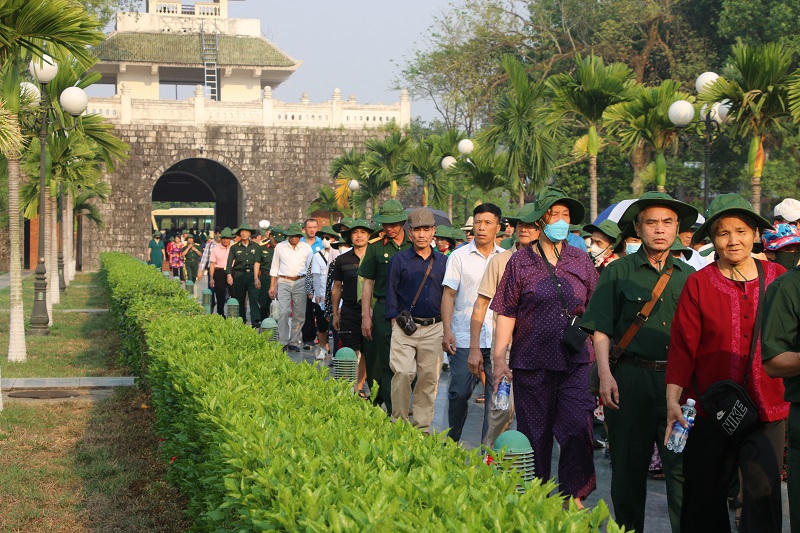 Nhiều điểm di tích lịch sử ở Điện Biên nhộn nhịp du khách trước ngày lễ lớn