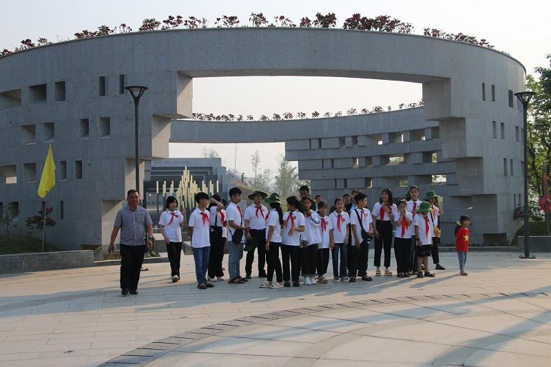 Nhiều điểm di tích lịch sử ở Điện Biên nhộn nhịp du khách trước ngày lễ lớn