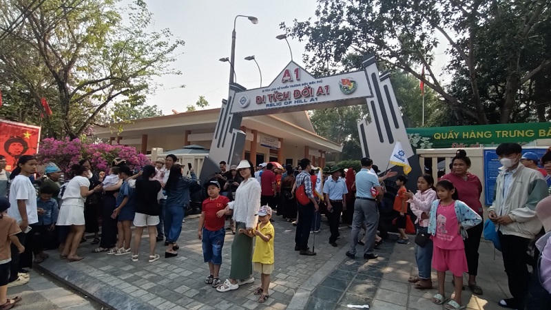 Nhiều điểm di tích lịch sử ở Điện Biên nhộn nhịp du khách trước ngày lễ lớn