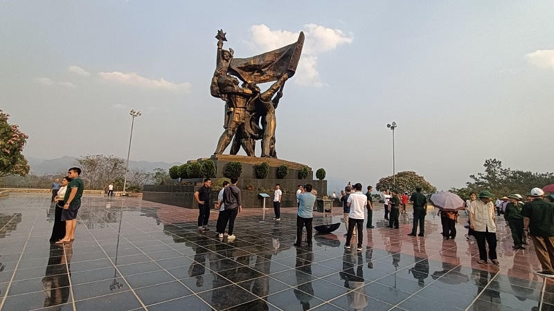 Nhiều điểm di tích lịch sử ở Điện Biên nhộn nhịp du khách trước ngày lễ lớn