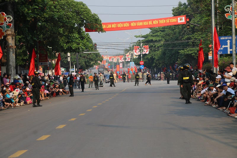 Người dân háo hức đến xem Tổng duyệt Lễ kỷ niệm 70 chiến thắng Điện Biên Phủ