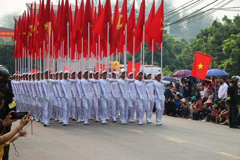 Người dân háo hức đến xem Tổng duyệt Lễ kỷ niệm 70 chiến thắng Điện Biên Phủ
