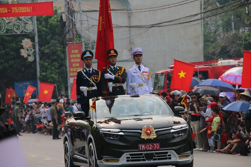 Người dân háo hức đến xem Tổng duyệt Lễ kỷ niệm 70 chiến thắng Điện Biên Phủ