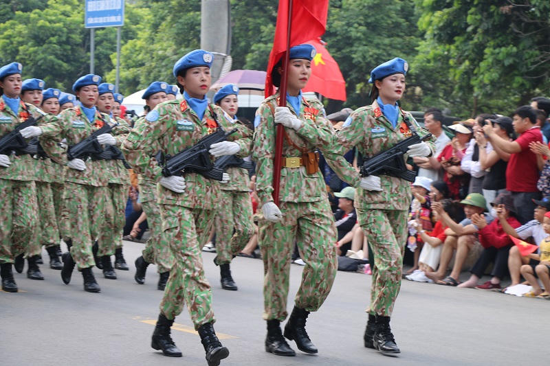 Người dân háo hức đến xem Tổng duyệt Lễ kỷ niệm 70 chiến thắng Điện Biên Phủ