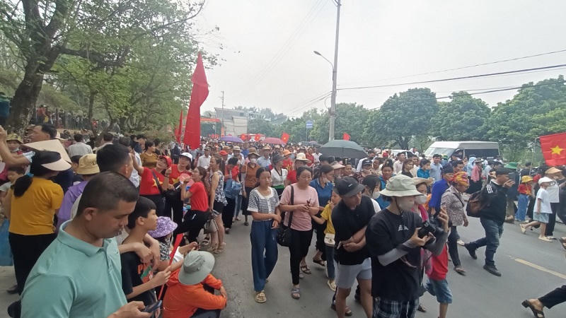 Người dân háo hức đến xem Tổng duyệt Lễ kỷ niệm 70 chiến thắng Điện Biên Phủ