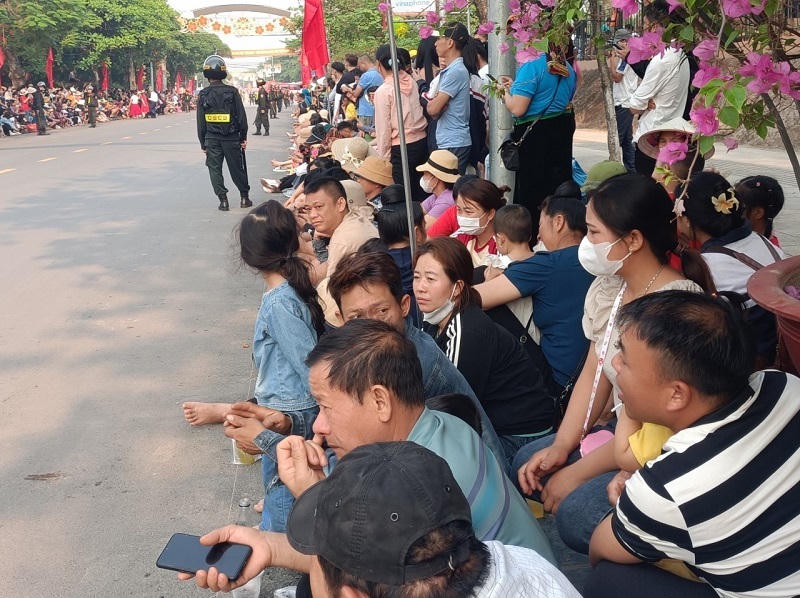 Người dân háo hức đến xem Tổng duyệt Lễ kỷ niệm 70 chiến thắng Điện Biên Phủ