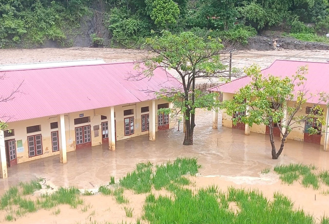 Cảnh lũ dữ 'bủa vây' nhiều nơi tại Sơn La 