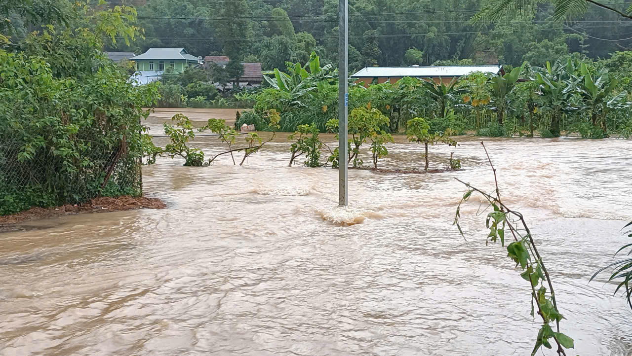 Cảnh lũ dữ 'bủa vây' nhiều nơi tại Sơn La 