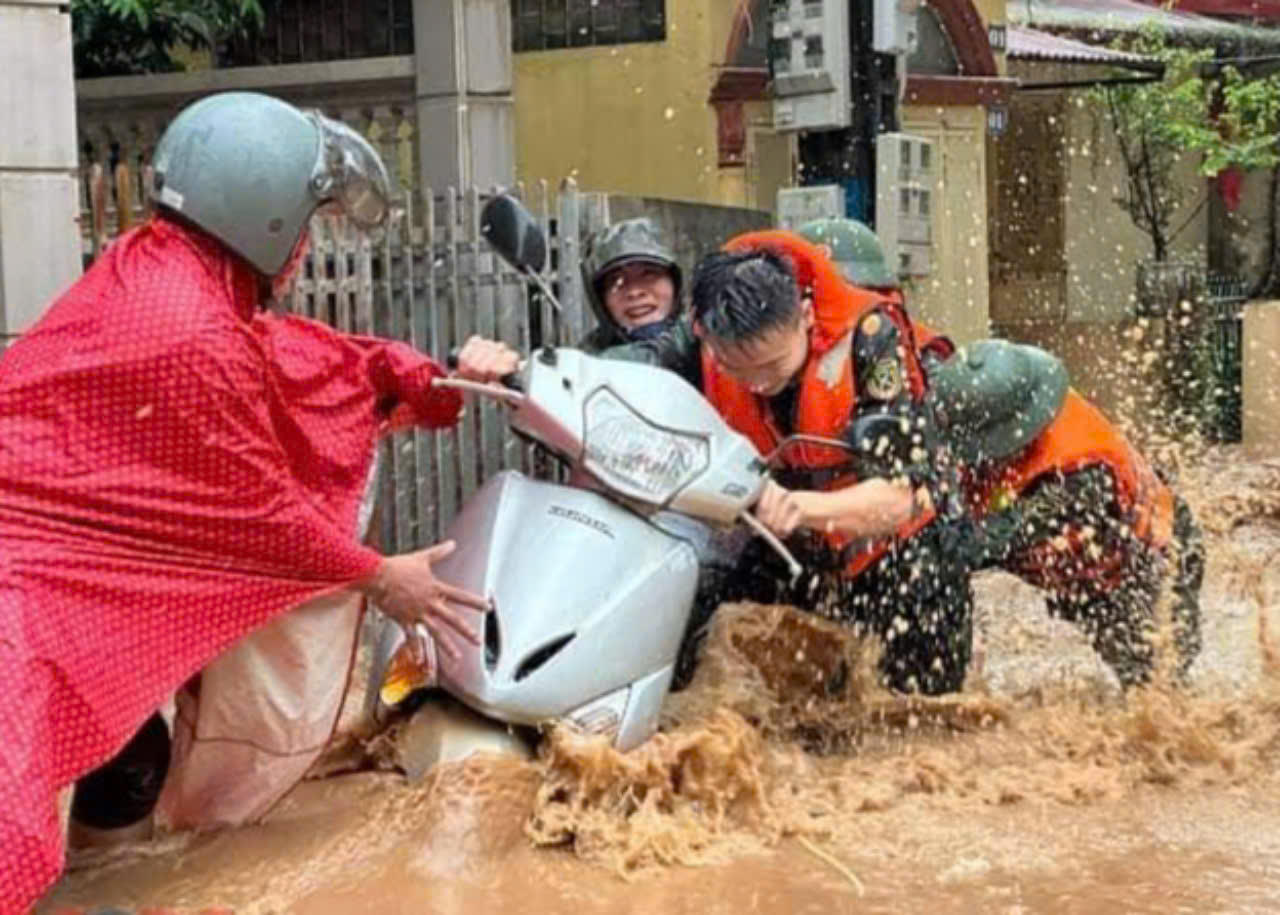 Cảnh lũ dữ 'bủa vây' nhiều nơi tại Sơn La 