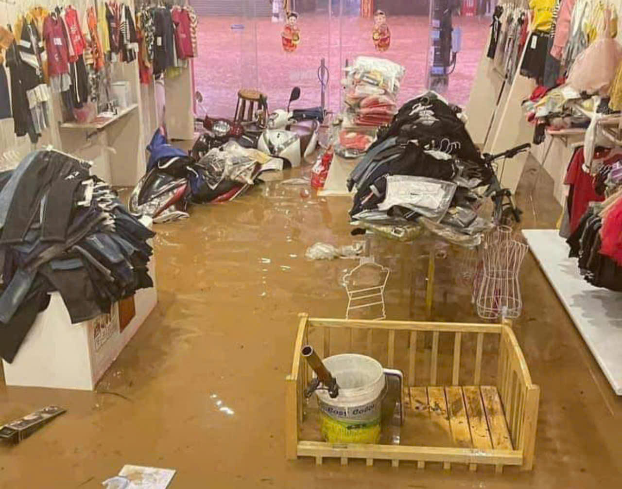 Cảnh lũ dữ 'bủa vây' nhiều nơi tại Sơn La 