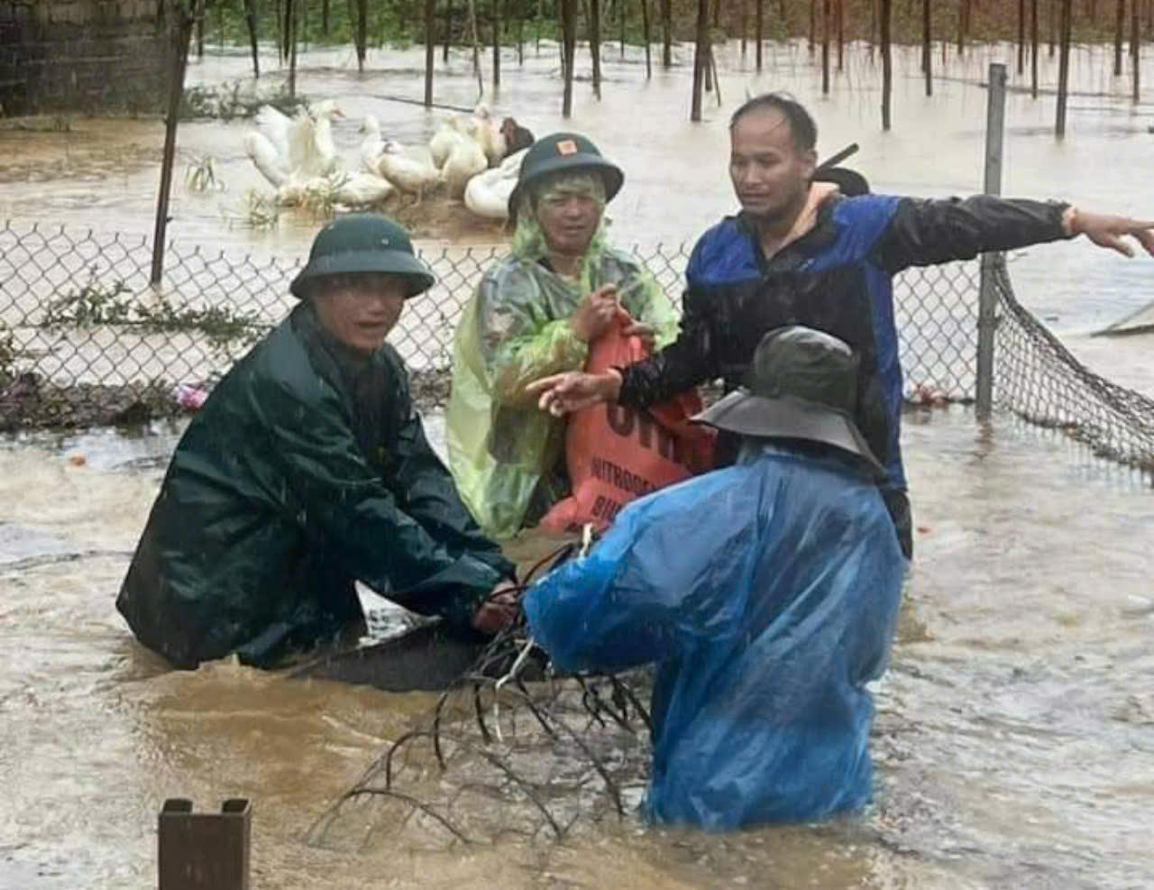Cảnh lũ dữ 'bủa vây' nhiều nơi tại Sơn La 