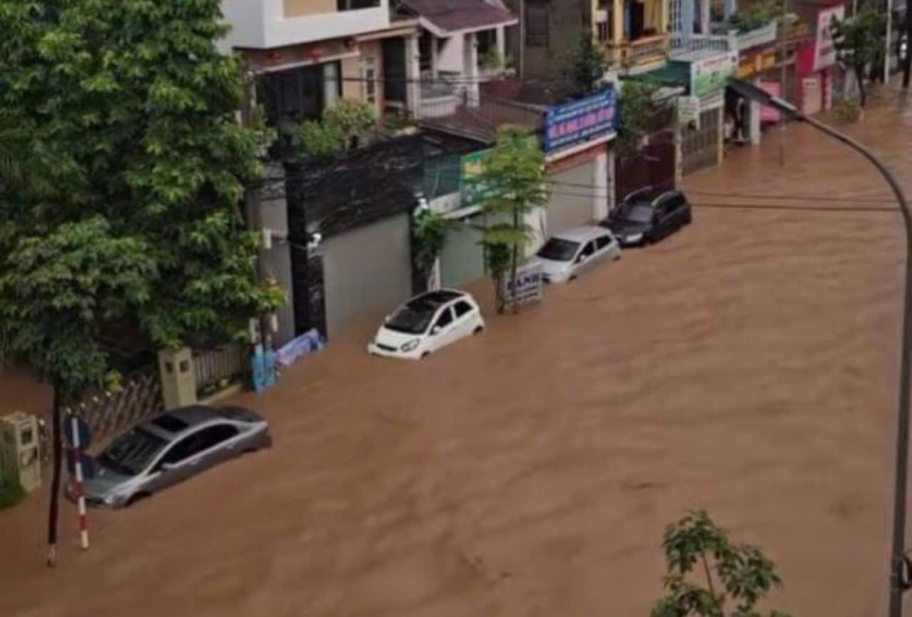 Cảnh lũ dữ 'bủa vây' nhiều nơi tại Sơn La 