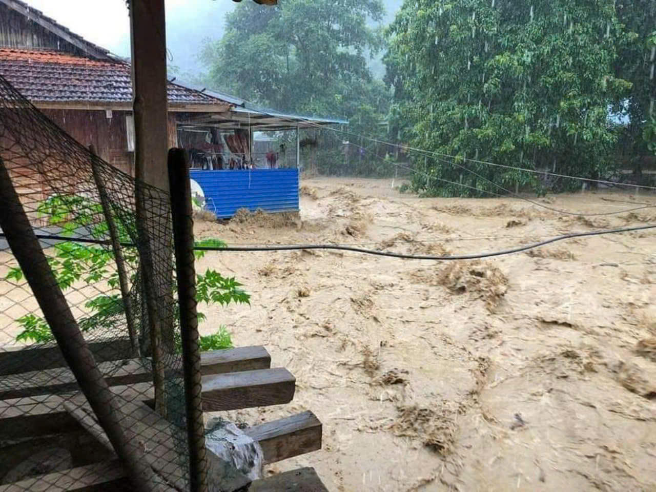 Cảnh lũ dữ 'bủa vây' nhiều nơi tại Sơn La 