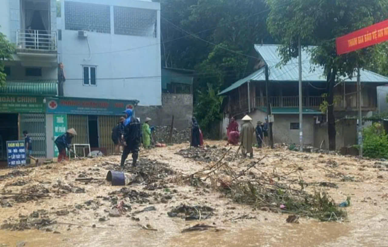 Cảnh lũ dữ 'bủa vây' nhiều nơi tại Sơn La 