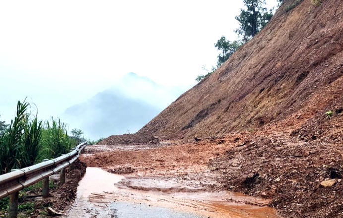 Mưa lũ làm nhiều tuyến đường ở Điện Biên bị sạt lở, ách tắc giao thông