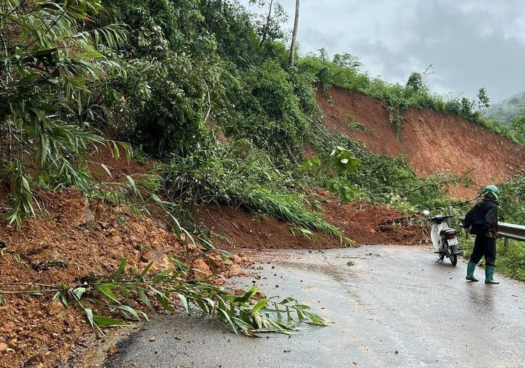 Mưa lũ làm nhiều tuyến đường ở Điện Biên bị sạt lở, ách tắc giao thông