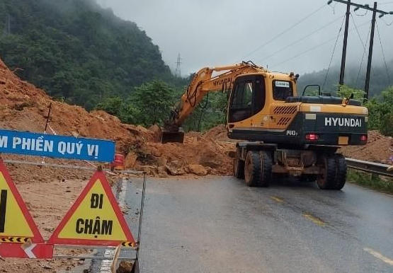 Mưa lũ làm nhiều tuyến đường ở Điện Biên bị sạt lở, ách tắc giao thông