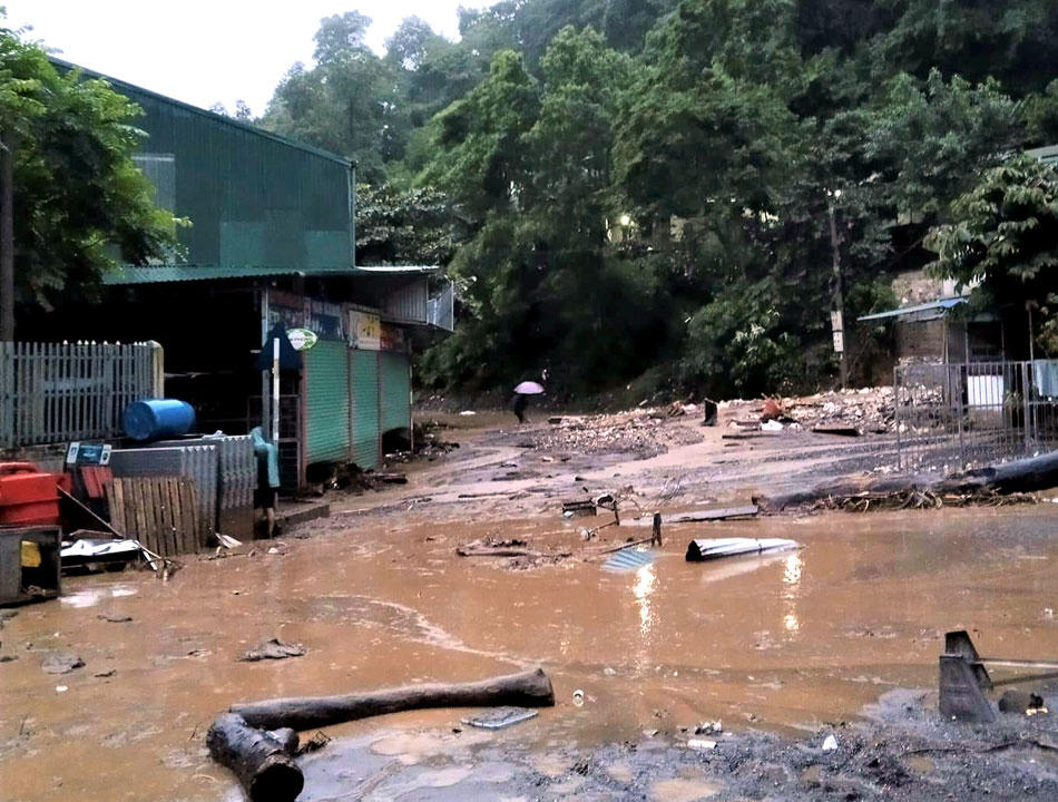 Sạt đường tại Điện Biên do mưa lớn