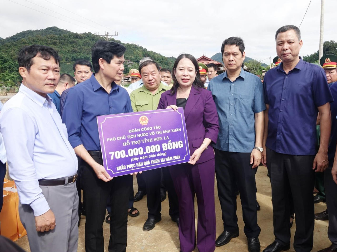 Phó Chủ tịch nước Võ Thị Ánh Xuân thăm tặng quà người dân vùng lũ Sơn La