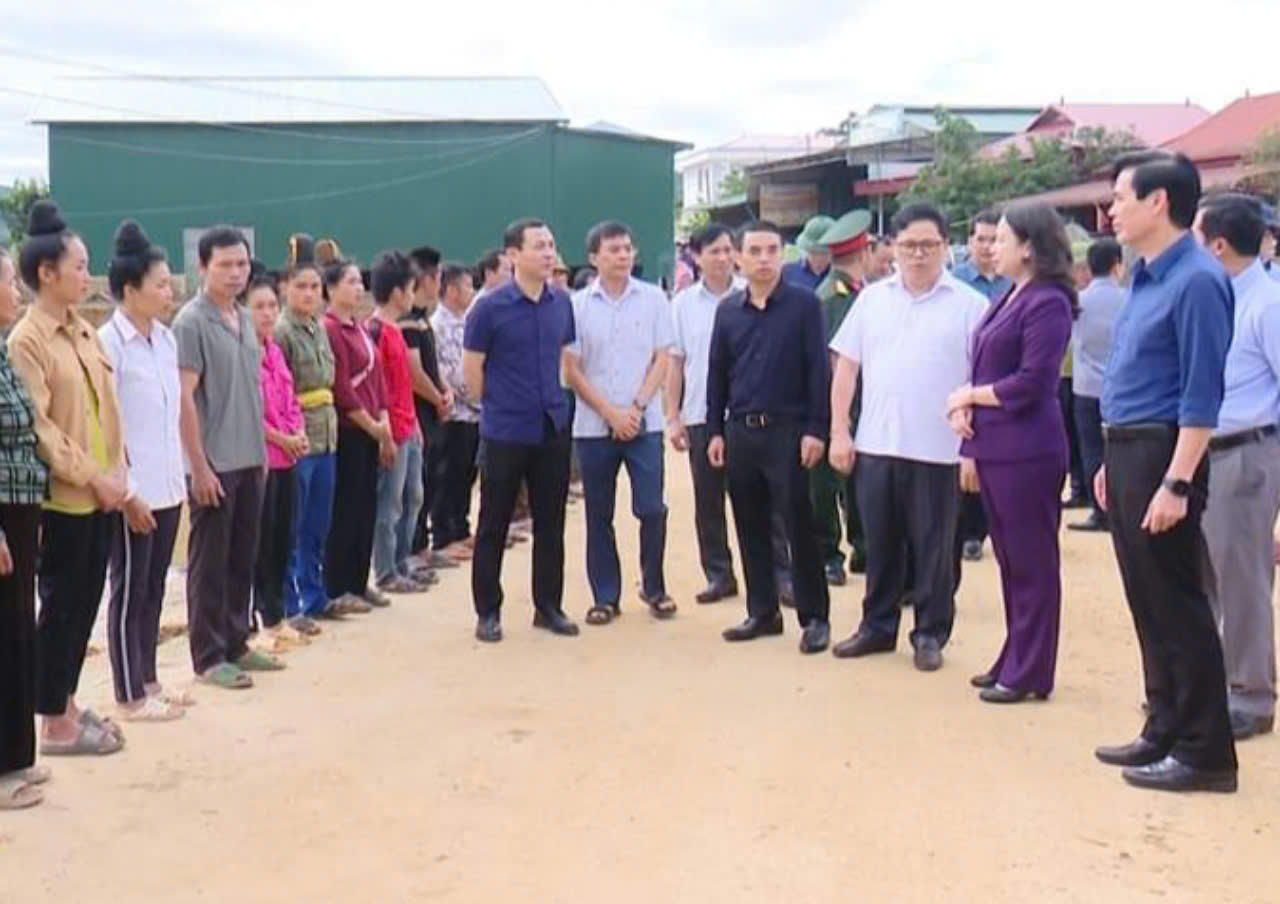 Phó Chủ tịch nước Võ Thị Ánh Xuân thăm tặng quà người dân vùng lũ Sơn La